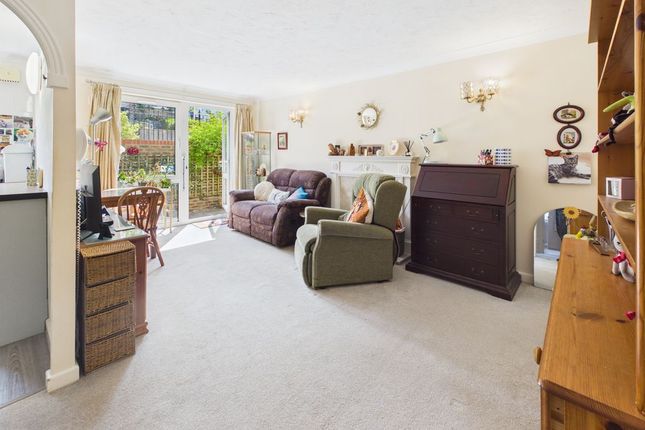 12a Valley Court, Beechwood Gardens, Caterham photo 4