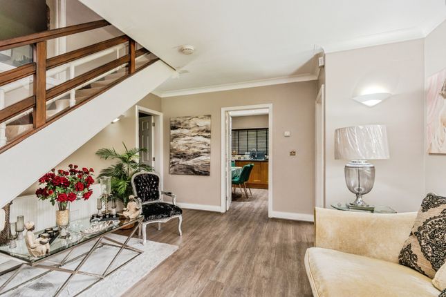 2, Saxfield Drive, Greater Manchester photo 3