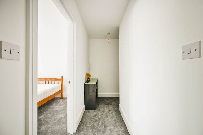 Flat 7, 2a, Robinson Road, London photo 4