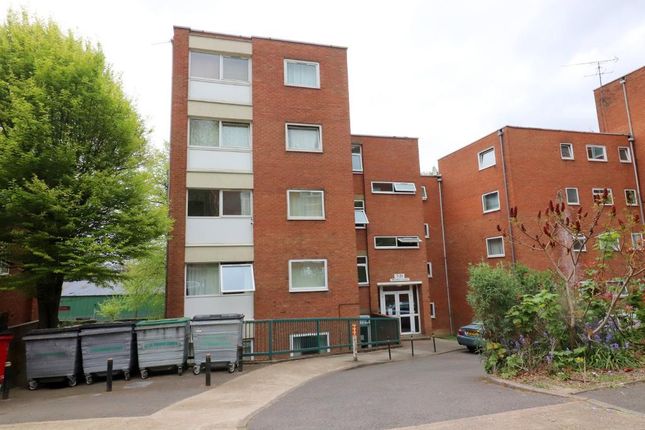 2 bed flat for sale in Moulton Rise, Luton, Bedfordshire LU2