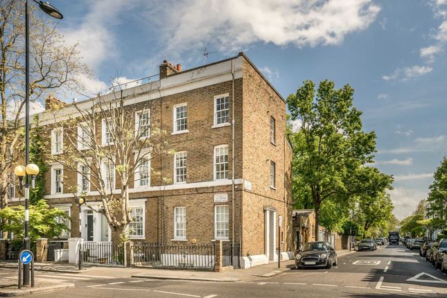 Flat for sale in St. James's Gardens, London