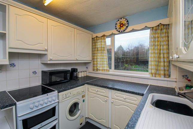 11, Newton Close, Wakefield photo 2