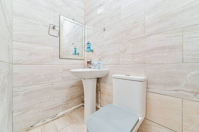 Flat for sale in Thames Court, Peckham, London