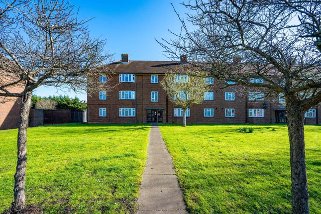 2-bed flat on Grand Drive, Morden, £310,000