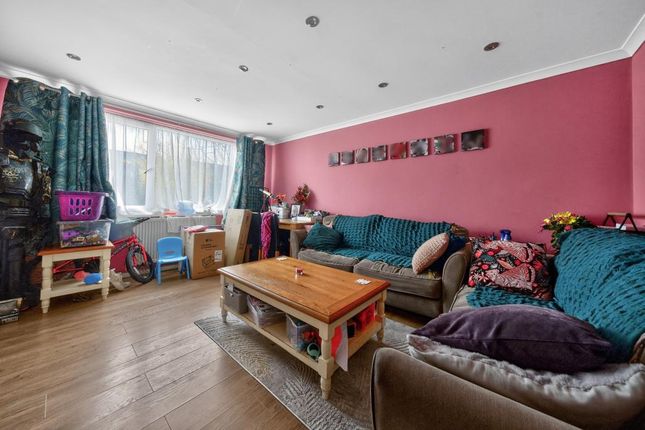 46 INGRAM AVENUE, Ingram Avenue, Aylesbury photo 3