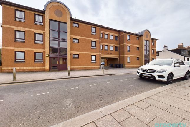 Flat to rent in York Place, Bellshill, North Lanarkshire ML4