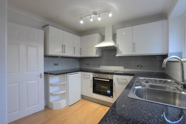 2 Yew Tree Court, Fishery Road, Hemel Hempstead photo 4