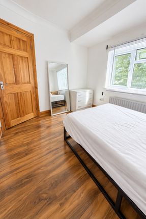 Flat 3, 6, Hoylake Road, LONDON photo 5