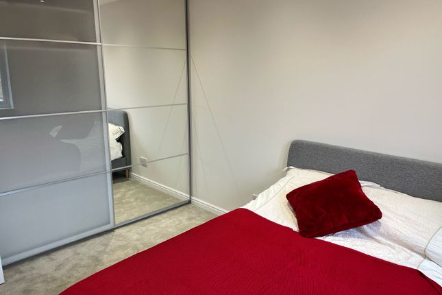 Thumbnail Flat to rent in Woodgate Drive, London