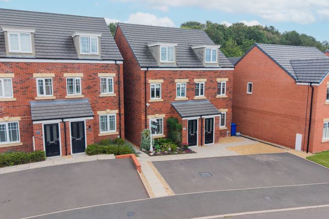 8 Fulmar Drive, Norton Canes, Staffordshire photo 2
