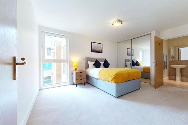 Flat to rent in Glenthorne Road, London
