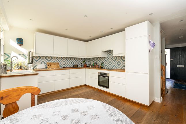 51, Halsmere Road, London photo 2