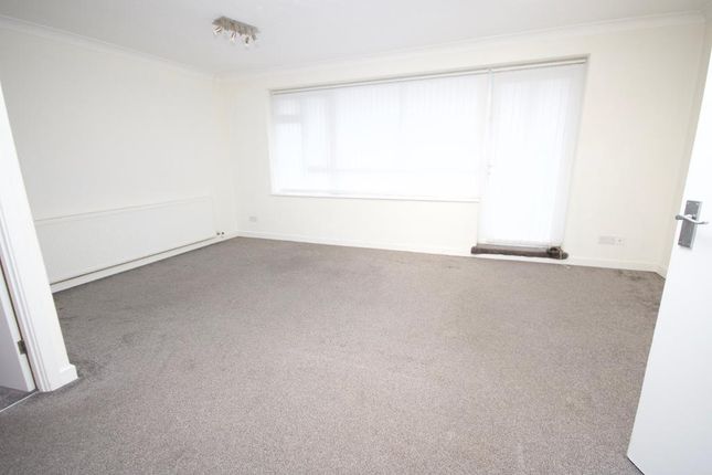 Flat to rent in Calthorpe Gardens, Edgware, Middlesex
