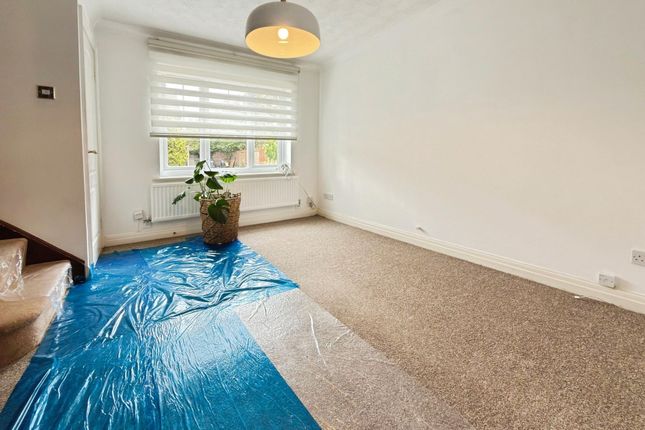 104 Dunsford Close, Swindon photo 3