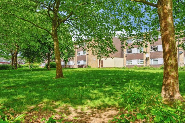 19, Waveney, Hemel Hempstead photo 4