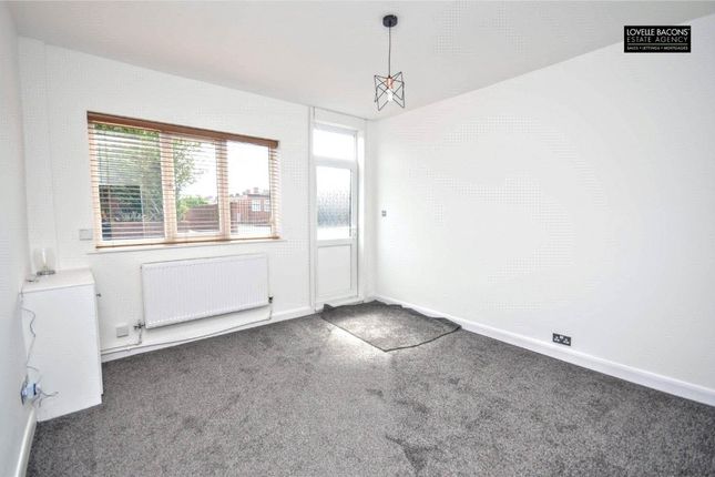 14, Haycroft Avenue, Grimsby photo 2