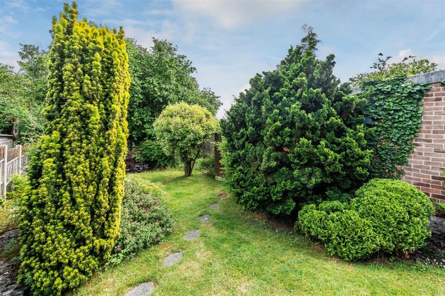 18, Dewlands, Godstone photo 2