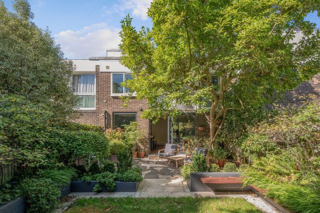 5, Brackley, Weybridge photo 2