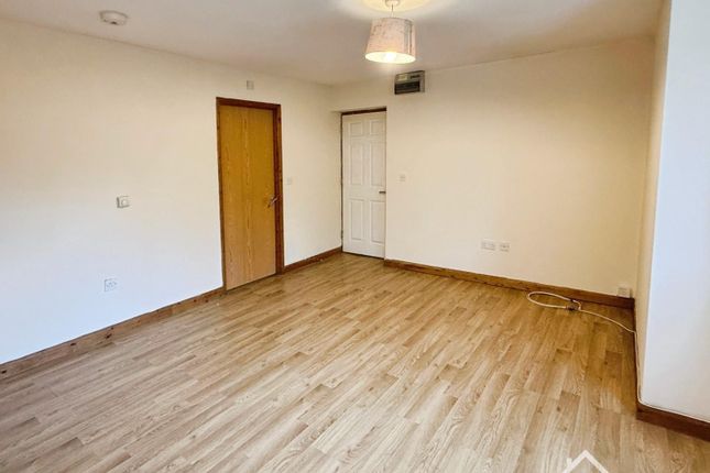 Flat 2, 10, Beccles Court, Coalpit Fields Road, Bedworth photo 3