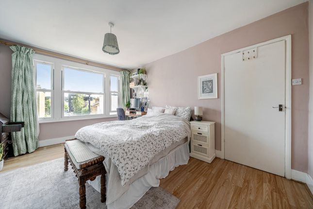 Top Floor Flat, 156, Coldharbour Lane, London photo 4