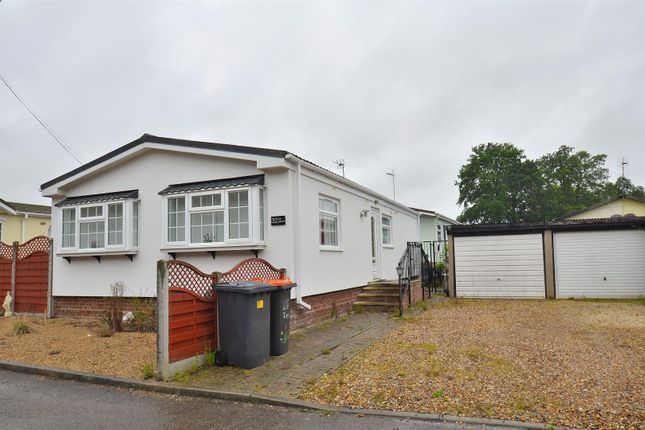Mobile/park home for sale in The Grove, Woodside Park Homes, Luton