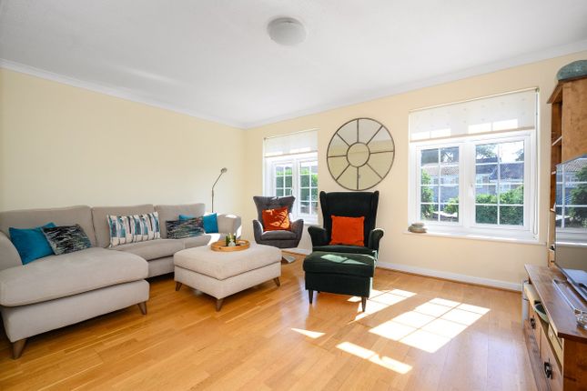 8, Hillcrest, Weybridge photo 3