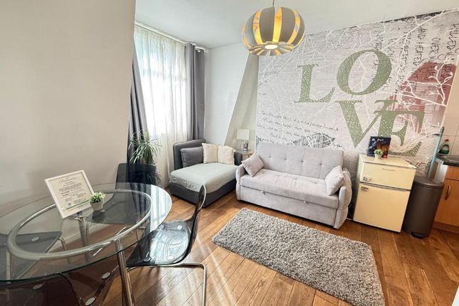 Flat 2, 142-144, Oxford Street, London, Westminster photo 3