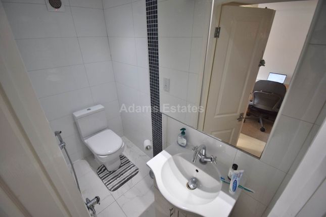 Room 3, Falcon Avenue, Reading photo 5