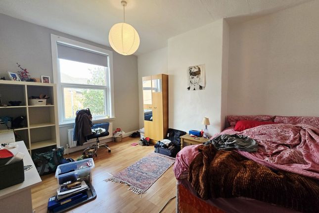 Hessle Street Hyde Park, Leeds photo 4
