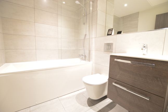 1-bed flat on 10, Flat 10 Iron House, Petersfield Ave, Slough, £250,000