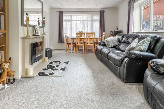 25, Oakcroft Gardens, Littlehampton photo 4