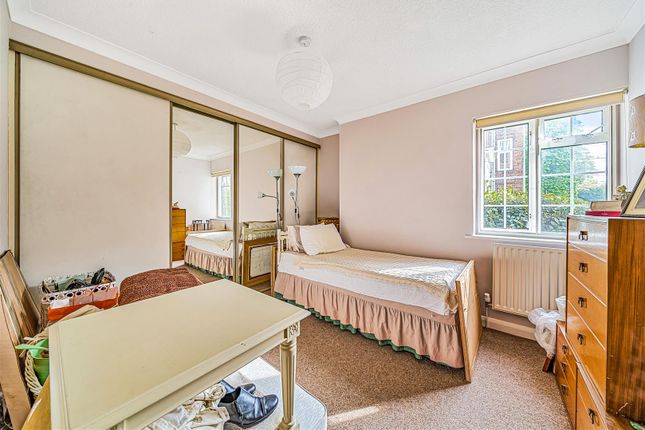 Flat for sale in St. Andrews Square, Surbiton