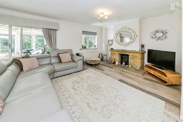 64, Lashmere, Crawley photo 2