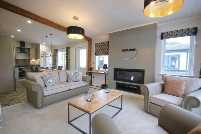 5 Thames Retreat, Chertsey Lane, Staines-Upon-Thames photo 3
