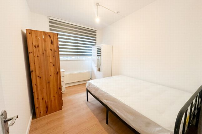 Flat to rent in Millers Terrace, Dalston