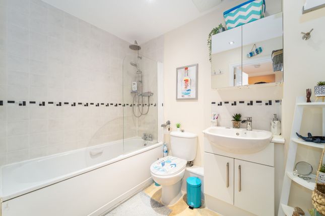 Flat for sale in Guinevere Court, King George Crescent, Wembley