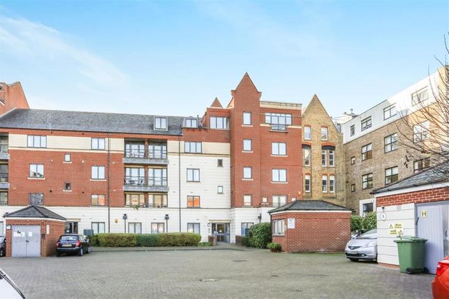 Flat to rent in 3 Manor Gardens, London