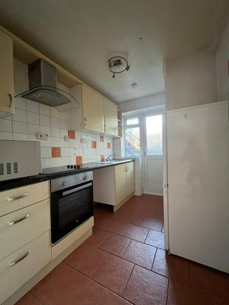 7 Watling Court, Dunstable photo 4