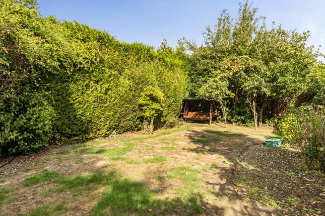 81, St. Huberts Close, Buckinghamshire photo 4