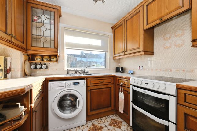 4, Chapel Fields, HARLOW photo 2