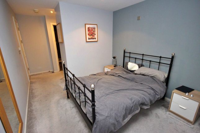 304 Castlegate, Chester Road, Manchester photo 4