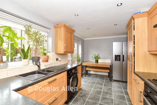 11, Sark Grove, Wickford photo 3