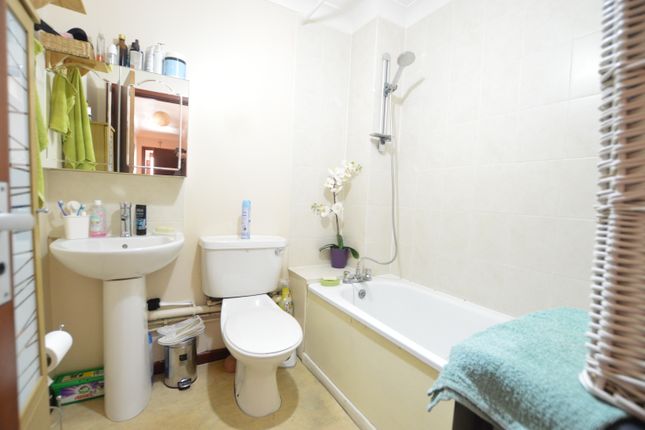 44, Sumburgh Way, Slough photo 3