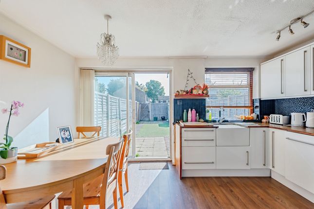 23, Avondale Close, Horley photo 3
