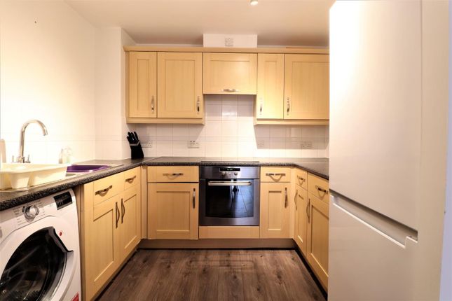 Flat to rent in Ovaltine Court, Ovaltine Drive, Kings Langley, Hertfordshire