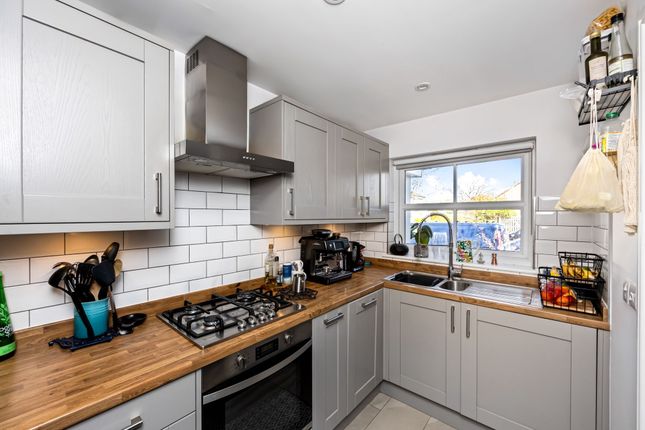 1 Mead Place, Horley photo 2