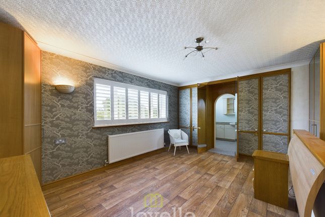 Detached bungalow for sale in Peaks Avenue, New Waltham