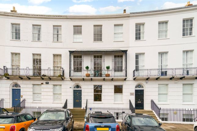 Flat to rent in Royal Crescent, Cheltenham, Gloucestershire