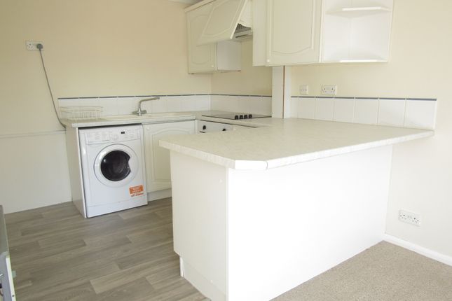 Flat 5 Winston Court, Old Road, Frinton-on-Sea photo 4