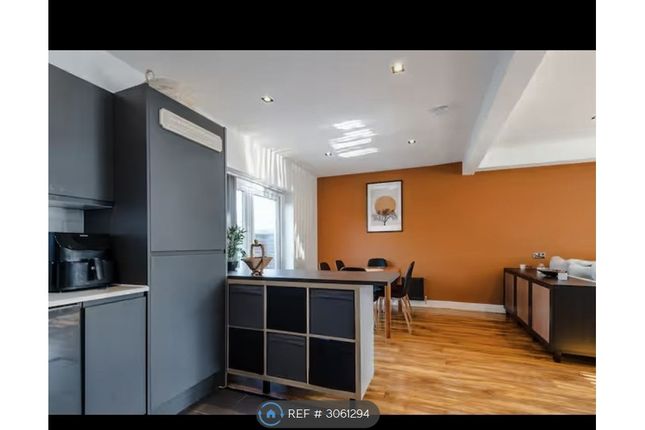 Gorse Crescent, Manchester photo 3